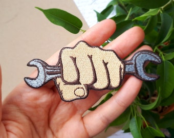 レンチ付き拳のアイロン接着パッチ、メカニックツールパッチ、職人用、作業服のDIYマスター刺繍、ガレージの装飾