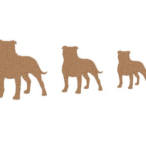 Puede incluir: Tres imágenes de silueta marrón de Staffordshire Bull Terriers de diferentes tamaños, la más grande a la izquierda, la más pequeña a la derecha.