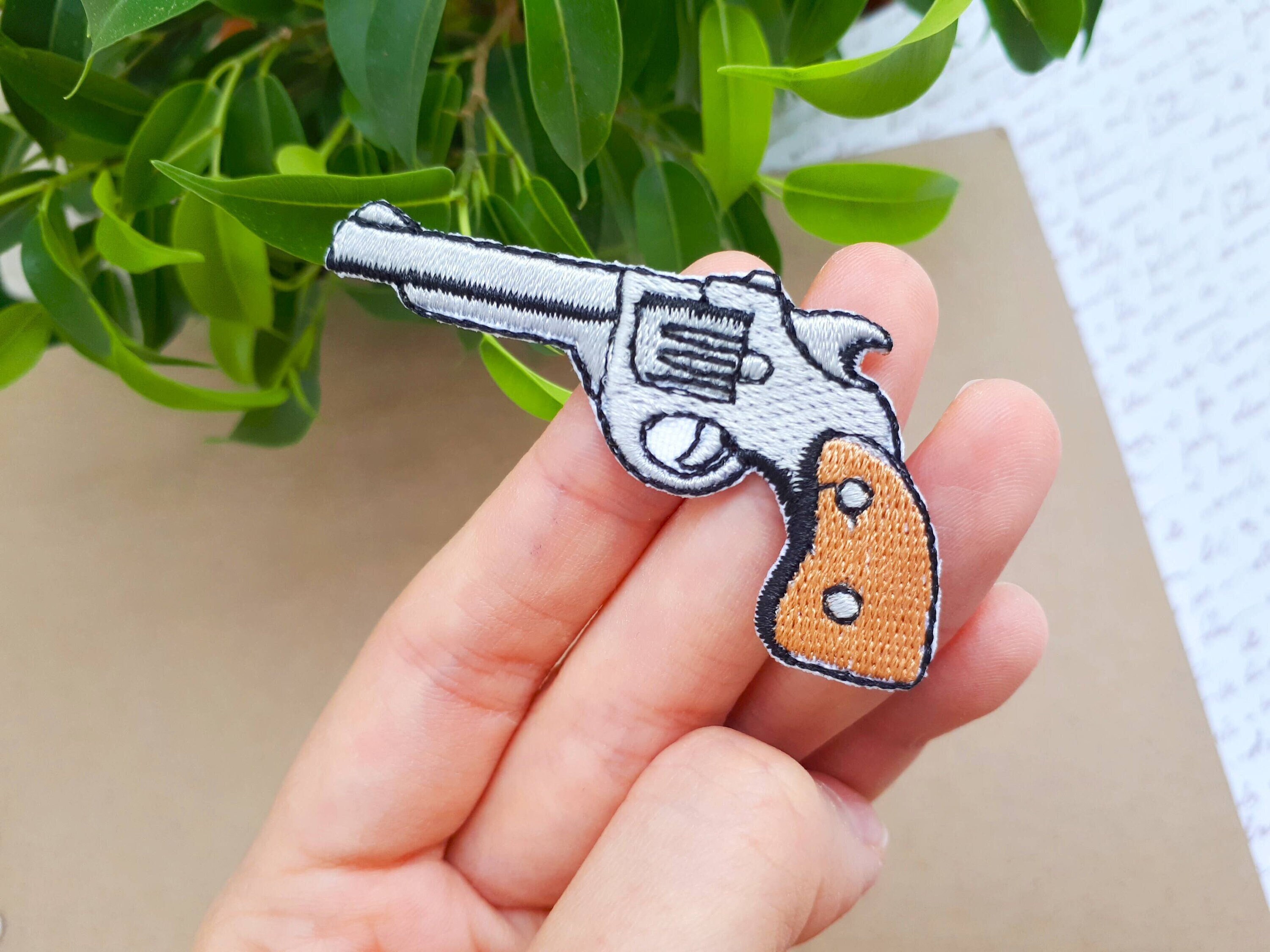 Écusson Brodé Guns N Roses Revolver – Thermocollant Ou à Coudre – Diamètre ~10 Cm