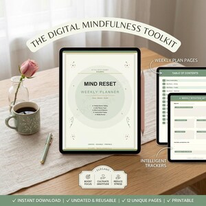 Peut inclure: Un kit d'outils de pleine conscience numérique affiché sur une tablette, avec un "Mind Reset Weekly Planner" au design élégant. L'image comprend une tasse de café, un stylo et une rose dans un vase. Le kit propose des trackers intelligents et des pages de planification hebdomadaire.