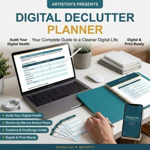 Peut inclure: Un planificateur de désencombrement numérique est présenté sur un ordinateur portable, un smartphone et en version imprimée. Le planificateur comprend des sections pour l'audit de la santé numérique, des plans d'action appareil par appareil et des trackers. Un cahier, une souris et un stylo sont également visibles.