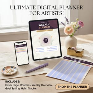 Peut inclure: Un planificateur numérique affiché sur une tablette et un smartphone, présentant une interface de planning hebdomadaire avec le texte "ULTIMATE DIGITAL PLANNER FOR ARTISTS!" et "WEEKLY PLANNER". Inclut une feuille imprimée, un stylo plume violet et des trombones dorés.