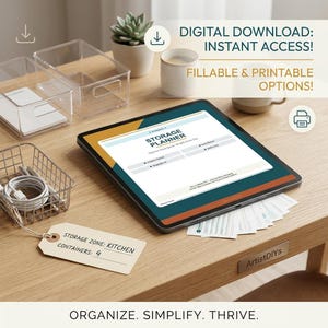 Peut inclure: Une tablette numérique affiche un document "Storage Planner", avec des options à remplir et à imprimer. Des boîtes de rangement en plastique transparent, un petit panier en fil de fer et une étiquette "Storage Zone: Kitchen, Containers: 4" sont sur une surface en bois.