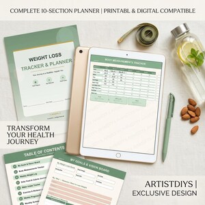 Peut inclure: Un planificateur de perte de poids numérique affiché sur une tablette, accompagné de pages imprimées incluant une table des matières, des objectifs et un tableau de vision. L'ensemble présente des accents vert sauge, un mètre ruban, un stylo et une bouteille d'eau.