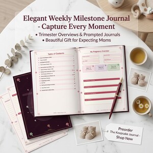 Peut inclure: Un journal de suivi hebdomadaire ouvert, avec une couverture bordeaux, présentant une table des matières et des pages de suivi de grossesse. Un stylo repose sur les pages ouvertes. Le texte dit "Elegant Weekly Milestone Journal - Capture Every Moment".