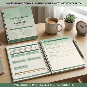 Op de afbeelding: Een groene en witte spiraalgebonden planner met de titel "OVERTHINKING DETOX PLANNER" ligt open op een houten tafel. De open pagina's tonen schrijfaanwijzingen. Een kop koffie, een kleine vetplant en een klok staan ook op de tafel. De tekst "AVAILABLE IN PRINTABLE & DIGITAL FORMATS" staat onderaan.