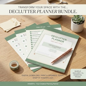 Peut inclure: Un ensemble de planificateurs de désencombrement avec un design vert et blanc, comprenant un planificateur, des autocollants et un stylo. Le texte sur le planificateur indique "Declutter Planner". Un rouleau de ruban décoratif et une petite plante succulente sont également visibles.