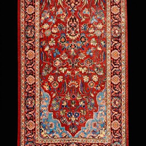 Textil de colección – Alfombra persa anudada a mano, campo rojo intenso, composición floral, objeto de interiorismo seleccionado.