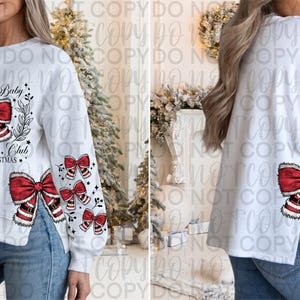 Pode incluir: Camisola branca de manga comprida com um design de Natal. A frente da camisola apresenta o texto "Santa's Baby Christmas Club Merry Christmas" com um laço vermelho e vegetação. As mangas têm um padrão repetido de laços vermelhos com listras brancas.