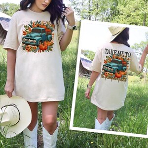 Puede incluir: Una camiseta beige con un camión vintage que lleva calabazas y el texto "Take me to the pumpkin patch".