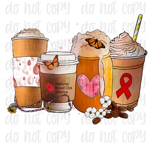 Op de afbeelding: Drie kopjes koffie met slagroom en verschillende toppings. Het kopje links heeft een roze en wit patroon met rode druppels. Het middelste kopje heeft een hart en de tekst "National Blood Clot Alliance". Het kopje rechts heeft een rood lint. Er zijn koffiebonen, witte bloemen en een stethoscoop in de afbeelding.