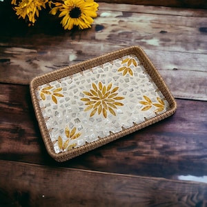 Rektangulärt serveringsfat med handvävd rotting och inlägg av pärla i höst, dekorativt bricka med höstblommor, bricka för tecocktails, bricka för armband