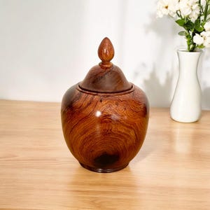 Mini barattolo dei ricordi in palissandro marrone unico – Urna commemorativa fatta a mano con coperchio – Piccola scatola di legno per ceneri di cremazione, gioielli, semi o cianfrusaglie