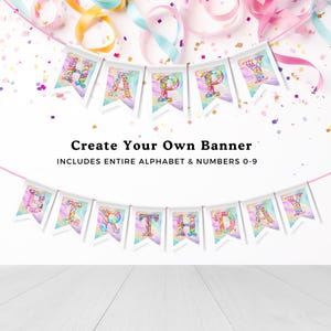 Può includere: Uno striscione stampabile con la parola "HAPPY" in colori arcobaleno. Lo striscione è decorato con un design a nuvola e bastoncino di zucchero. Il testo "Create Your Own Banner" e "INCLUDES ENTIRE ALPHABET & NUMBERS 0-9" è sotto lo striscione.