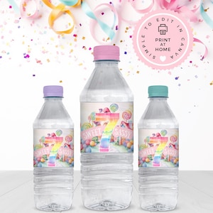 Può includere: Tre bottiglie d'acqua in plastica trasparente con etichette colorate. Le etichette presentano un numero sette arcobaleno, case di caramelle e il testo "Sweet 7 Sassy".