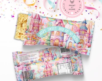 Può includere: Un involucro di barretta di cioccolato rosa e blu con un design di castello e lecca-lecca. L'involucro dice "Crispy, Sweet, and Oh So Neat!" e ha uno spazio per una data di compleanno. Il retro dell'involucro ha un'etichetta di informazioni nutrizionali.