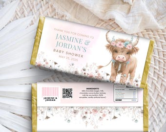 Puede incluir: Un envoltorio de barra de chocolate rosa y blanco con un diseño floral y una vaca de las tierras altas de dibujos animados con una corona de flores. El envoltorio dice "Gracias por venir a la fiesta de bienvenida al bebé de Jasmine & Jordan el 25 de mayo de 2025".