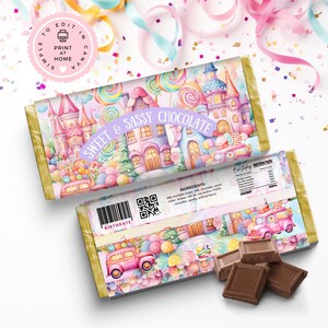 Può includere: Due confezioni di barrette di cioccolato con un design fantastico. Le confezioni presentano un'illustrazione colorata di un castello di caramelle con la scritta "Sweet & Sassy Chocolate". La confezione inferiore riporta la scritta "BIRTHDATE" e un camion rosa.
