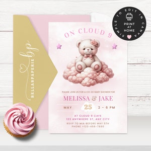 Può includere: Un invito a un baby shower rosa con un orsacchiotto seduto su una nuvola. L'invito dice "On Cloud 9" e include i nomi Melissa & Jake, la data 25 maggio e l'ora dalle 14:00 alle 18:00. L'invito include anche la posizione "At Cloud 9 Cafe" e l'indirizzo "123 Anywhere St, Any City".