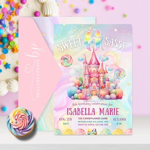 Può includere: Un invito di compleanno rosa e viola con un'illustrazione ad acquerello di un castello, caramelle e un arcobaleno. Il testo recita "Sweet and Sassy" e "Festa di compleanno del 6° anno di Isabella Marie".