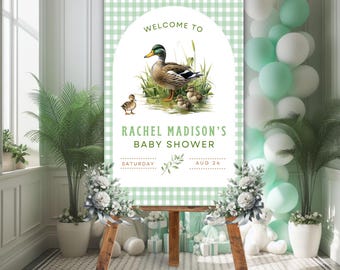 Könnte beinhalten: Ein grünes und weißes kariertes Willkommens-Schild für eine Babyparty mit einer Illustration einer Entenfamilie und dem Text "Willkommen zur Babyparty von Rachel Madison Samstag, 24. August".