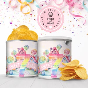 Può includere: Due barattoli di metallo bianco con etichette colorate che mostrano un numero sette arcobaleno, una casa a tema caramelle e il testo "Sweet and Sassy". I barattoli sono pieni di patatine fritte gialle.