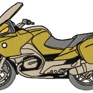 Puede incluir: Una motocicleta amarilla y gris con un parabrisas y alforjas. La motocicleta tiene una rueda delantera grande y una rueda trasera más pequeña.