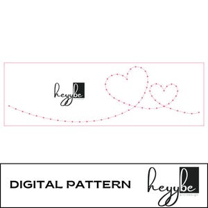以下が含まれることがあります： ピンク色の点線で繋がれた2つのハートが特徴のデジタルパターンデザイン。「heybe」の文字が筆記体で書かれ、その下に「digital pattern」の文字があります。デザインは白い背景に配置されています。