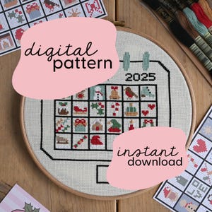 Può includere: Un modello a punto croce per un calendario 2025 con immagini a tema festivo, presentato in un telaio da ricamo in legno. Le parole "digital pattern" e "instant download" sono scritte su forme rosa. Sono visibili altri modelli e fili da ricamo.