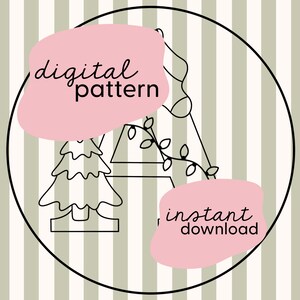 以下が含まれることがあります： クリスマスツリーとライトで飾られたAの文字を特徴とするデジタルパターン。テキスト「digital pattern」と「instant download」はピンクの吹き出しに書かれています。