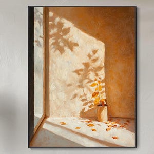 Può includere: Una stampa artistica da parete rettangolare che raffigura un dipinto a olio di una scena d'interni illuminata dal sole. L'opera mostra una piccola pianta in vaso che proietta ombre lunghe e complesse su una parete e un pavimento dorati.