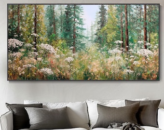 Peut inclure: Une peinture de paysage encadrée représente une scène de forêt avec de grands arbres et des fleurs sauvages. L'œuvre présente une palette de verts, de bruns et de blancs, créant une vue sereine et naturelle. Le tableau est affiché au-dessus d'un canapé blanc.
