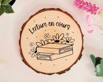 Engraved wooden log reading in progress, flowers, reader, spring accompanied by its pouch