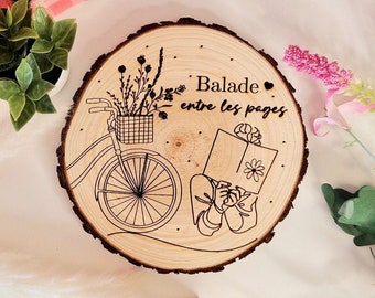 Large engraved wooden log walk between the pages, spring, reading, cycling, flowers