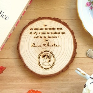 Lasergraverad träskiva med "Jane Austen"-motiv, medföljande påse. Höstsäsong / personlig design