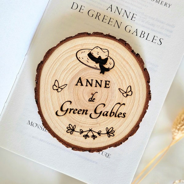 Rondin de bois gravé au laser "Anne de Green Gables" accompagné de son pochon