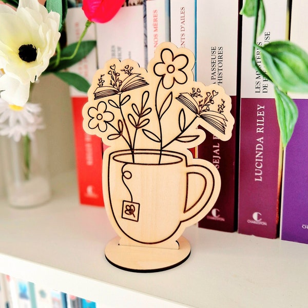 Bouquet de fleurs et de livres en pot de tasse de thé gravé avec son socle