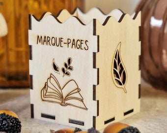 Autumnal wooden bookmark pot, engraved cut-out of books and leaves