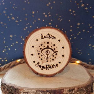 Grawerowany laserowo drewniany kłoda Znak zodiaku Strzelec, zapakowany w spersonalizowaną torebkę z motywem zodiaku astrologicznego