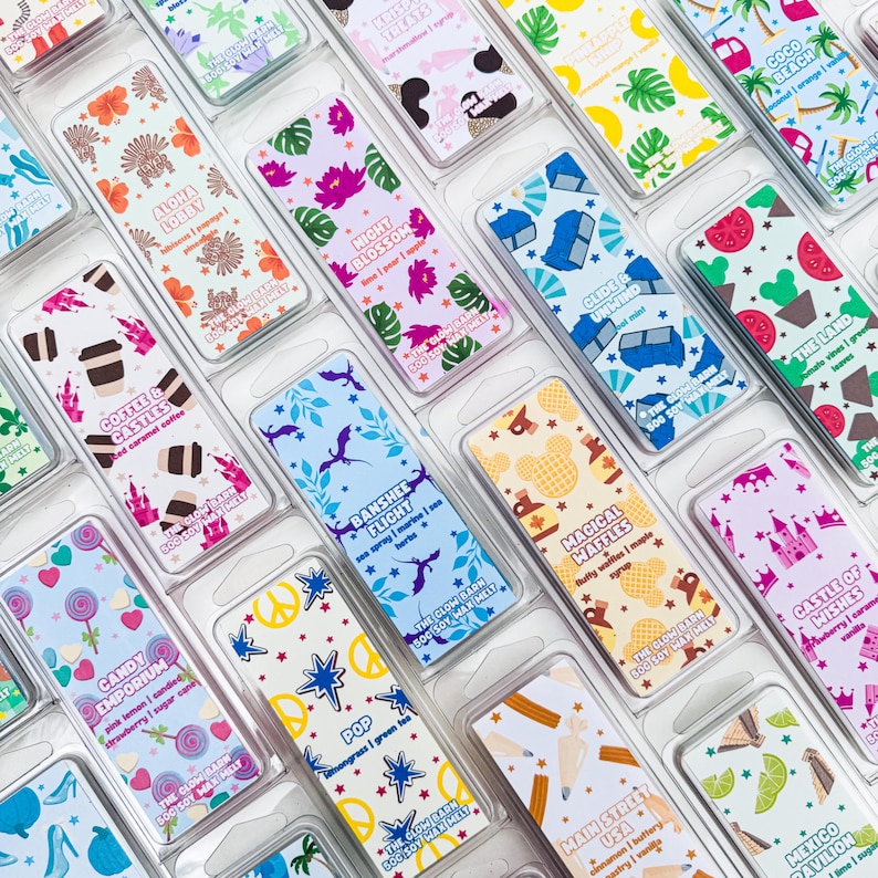 K&ouml;nnte beinhalten: Eine Sammlung rechteckiger Wachsschmelz-Verpackungen, die jeweils einzigartige bunte Muster und Etiketten wie Aloha Lobby, Night Blossom, Banshee Flight, Magical Waffles und Candy Emporium aufweisen und in durchsichtigen Kunststoffbeh&auml;ltern verpackt sind.