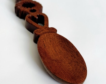 Cuillère d'amour galloise sculptée à la main - Cuillère en bois traditionnelle avec symboles de coeur et de cercle - Cadeau d'art folklorique, décoration d'intérieur rustique, objet de collection