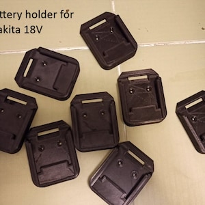 以下が含まれることがあります： マキタ 18V バッテリー用の黒いプラスチック製のバッテリーホルダーが7個あります。