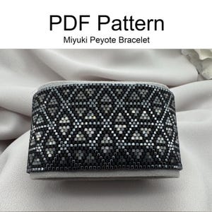Puede incluir: Un brazalete de peyote Miyuki negro y plateado con un patrón geométrico. Patrón PDF.