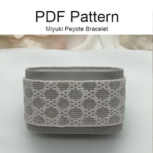 Puede incluir: Una caja gris ovalada con un borde blanco con patrón. La caja está etiquetada "PDF Pattern Miyuki Peyote Bracelet".