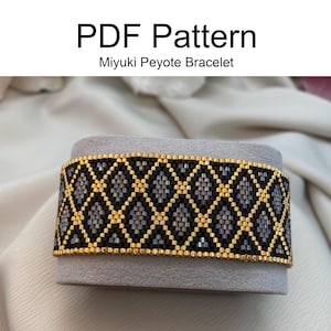 Könnte beinhalten: Ein Perlenarmband mit einem geometrischen Muster in Schwarz, Gold und schillernden Perlen. Das Armband wird auf einer grauen Oberfläche präsentiert. Der Text oben lautet "PDF Pattern Miyuki Peyote Bracelet."