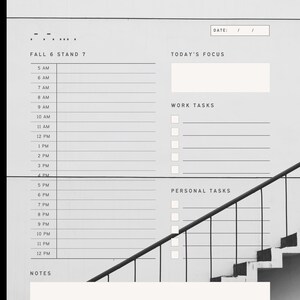 Op de afbeelding: Een zwart-wit afbeelding van een trap met een dagelijkse planner eroverheen gelegd. De planner bevat secties voor "Vandaag's Focus", "Werktaken" en "Persoonlijke taken". De planner bevat ook een sectie voor "Notities" en een tijdschema van 5 uur 's ochtends tot 12 uur 's middags.