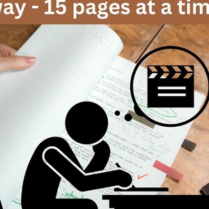 Może przedstawiać: Czarno-biała ilustracja osoby siedzącej przy biurku i piszącej na kartce papieru. Osoba myśli o scenariuszu filmowym, o czym świadczy klaps filmowy w chmurce myślowej nad jej głową. Tekst na papierze brzmi "Tak, podoba mi się ta część!" i "VERTERED AREA LATER THAT DAY 4".