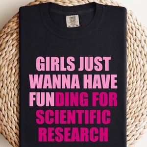 T-shirt Femme Humour Scientifique - Message 'Girls Just Wanna Have Funding For Scientific Research' - Col En V - Coupe Classique