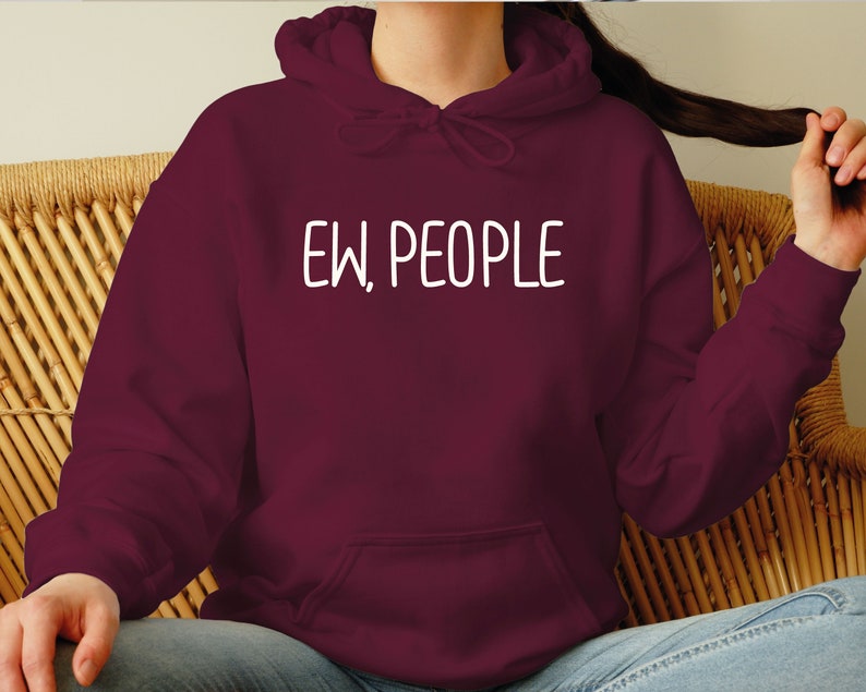 Może przedstawiać: Bordowa bluza z kapturem z białym nadrukiem "EW, PEOPLE".