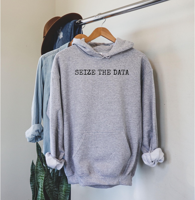 K&ouml;nnte beinhalten: Grauer Kapuzenpullover mit dem Aufdruck "SEIZE THE DATA" in Schwarz auf der Vorderseite.